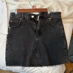 Top shop size 6 black denim skirt never worn super cute super good material!!